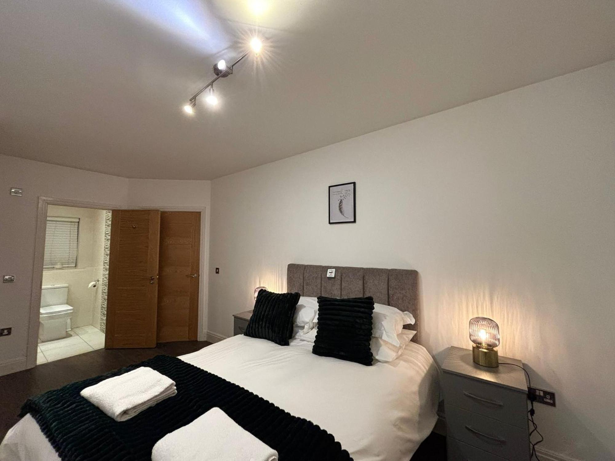 24-7 Secured City Centre Apartments With Free Underground Parking And Wifi Бирмингем Экстерьер фото